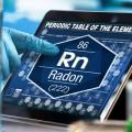 Eine Hand zeigt auf ein Tablet, auf dem die chemische Formel für Radon (zusammegesetzt aus den Buchstaben Rn und der Ordnungszahl 86) abgebildet ist, 