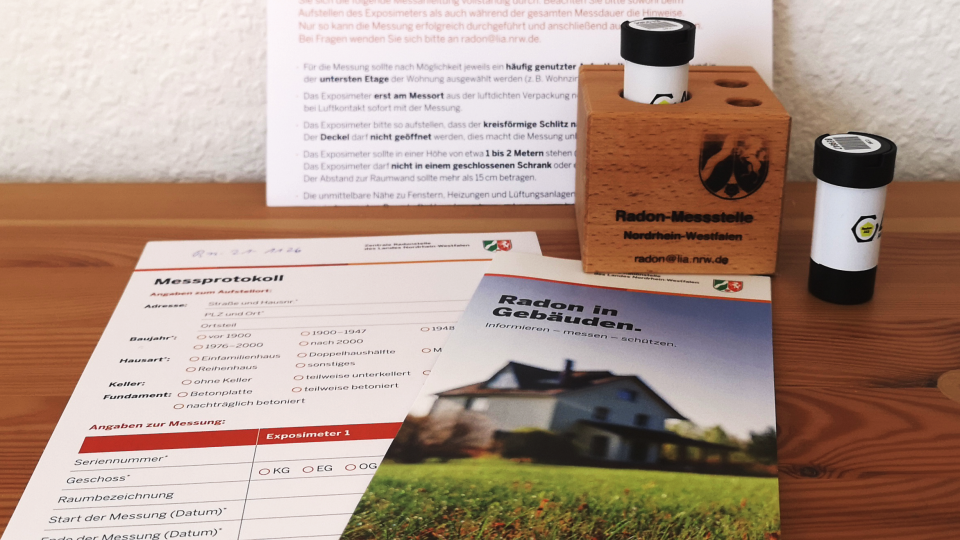 Zwei Exposimeter, eine Messanleitung und ein Flyer mit Informationen zu Radon