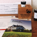 Zwei Exposimeter, eine Messanleitung und ein Flyer mit Informationen zu Radon